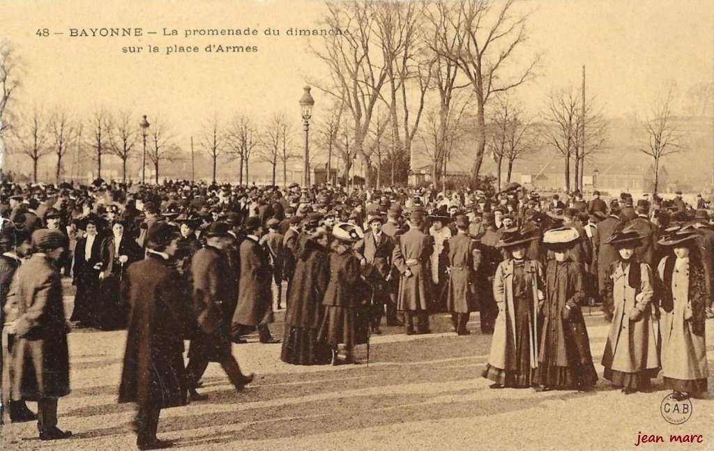 Bayonne - La Promenade du dimanche sur la Place d'Armes.jpg