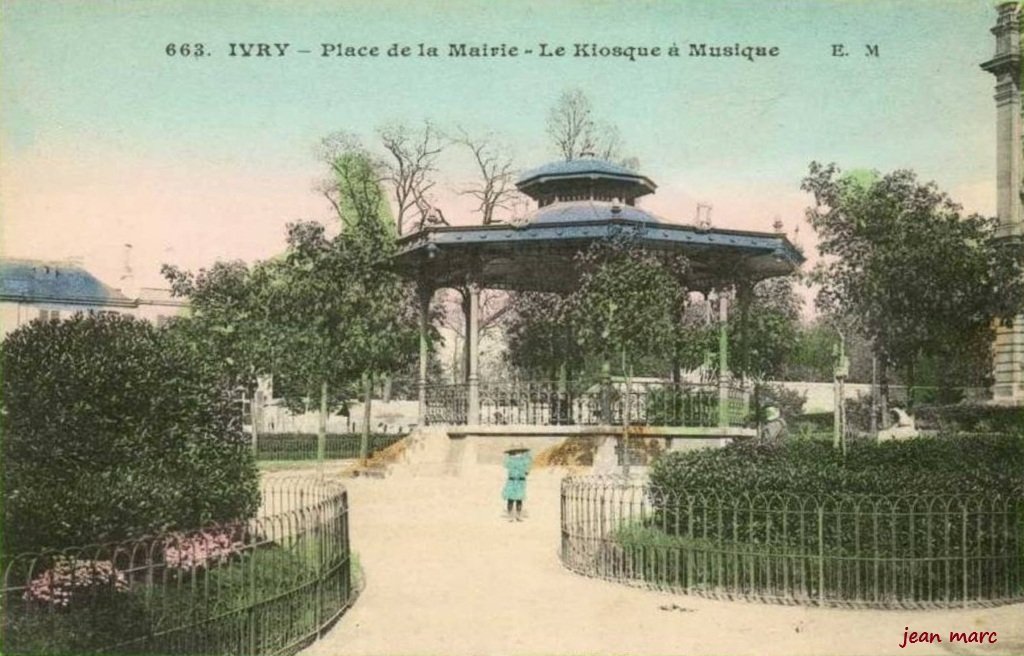 Ivry - Place de la Mairie - Le Kiosque à Musique.jpg