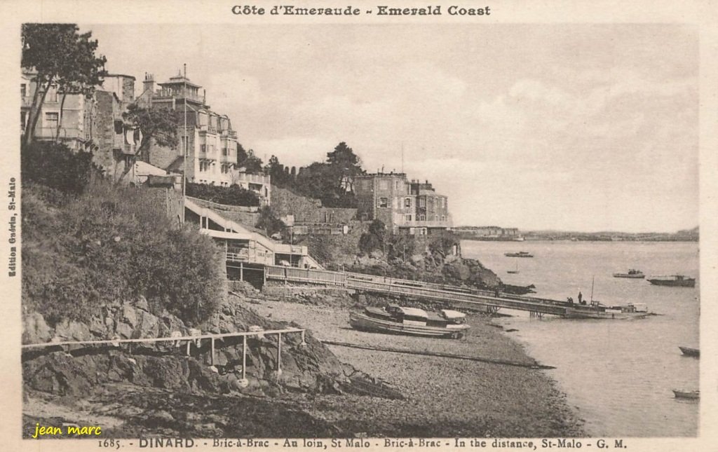Dinard - Bric-à-Brac – Au loin, Saint-Malo.jpg