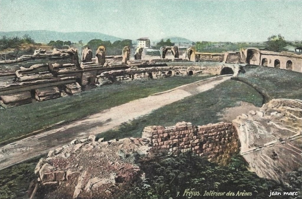 Fréjus - Intérieur des Arènes.jpg
