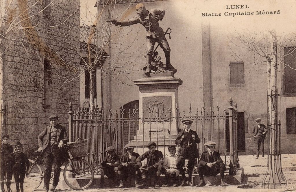 34 - LUNEL - Statue Capitaine Mênard - Edit Yzombard, Bazar Parisien - 20-10-25.jpg