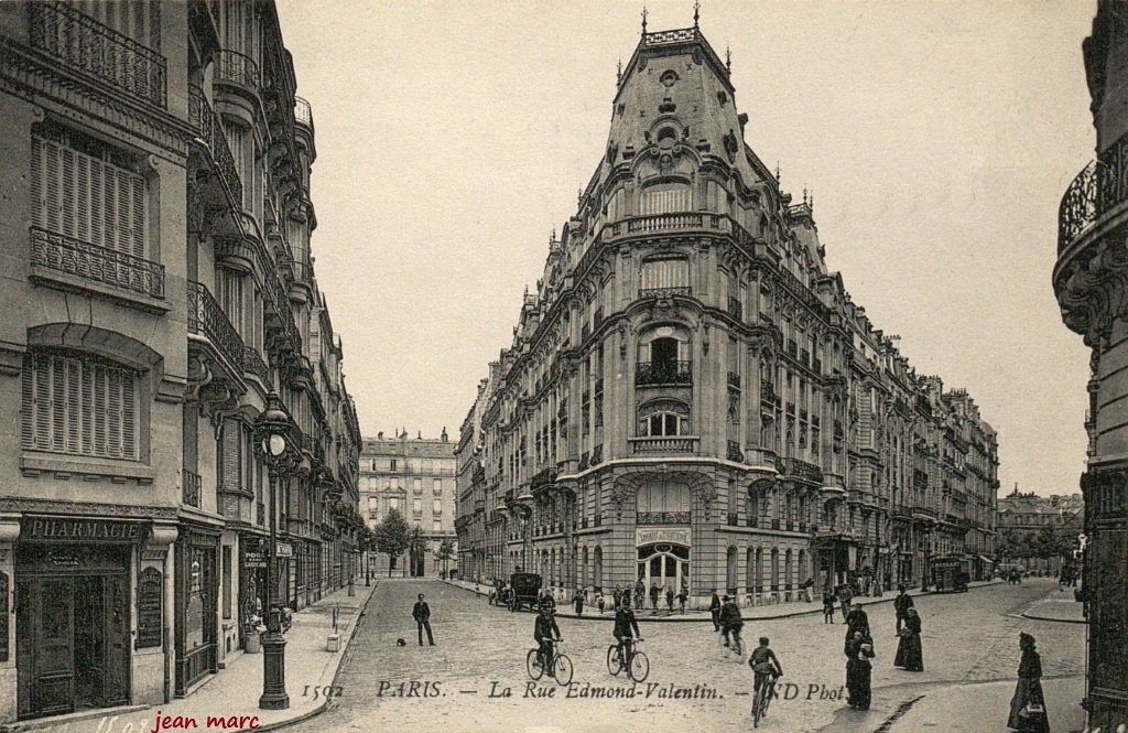 Paris VIIe - Rue Edmond Valentin.jpg
