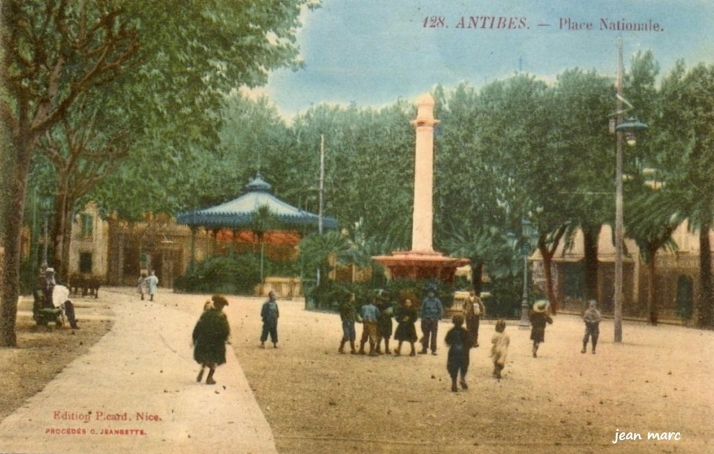 Antibes - Place Nationale.jpg