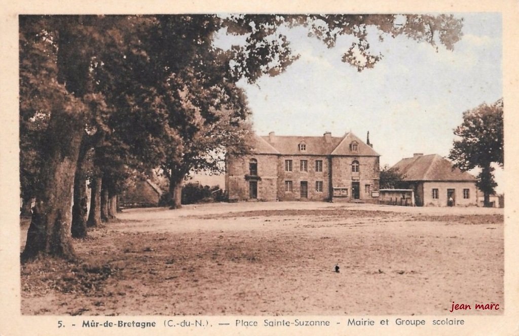 Mur-de-Bretagne - Place Sainte-Suzanne - Mairie et Groupe Scolaire.jpg