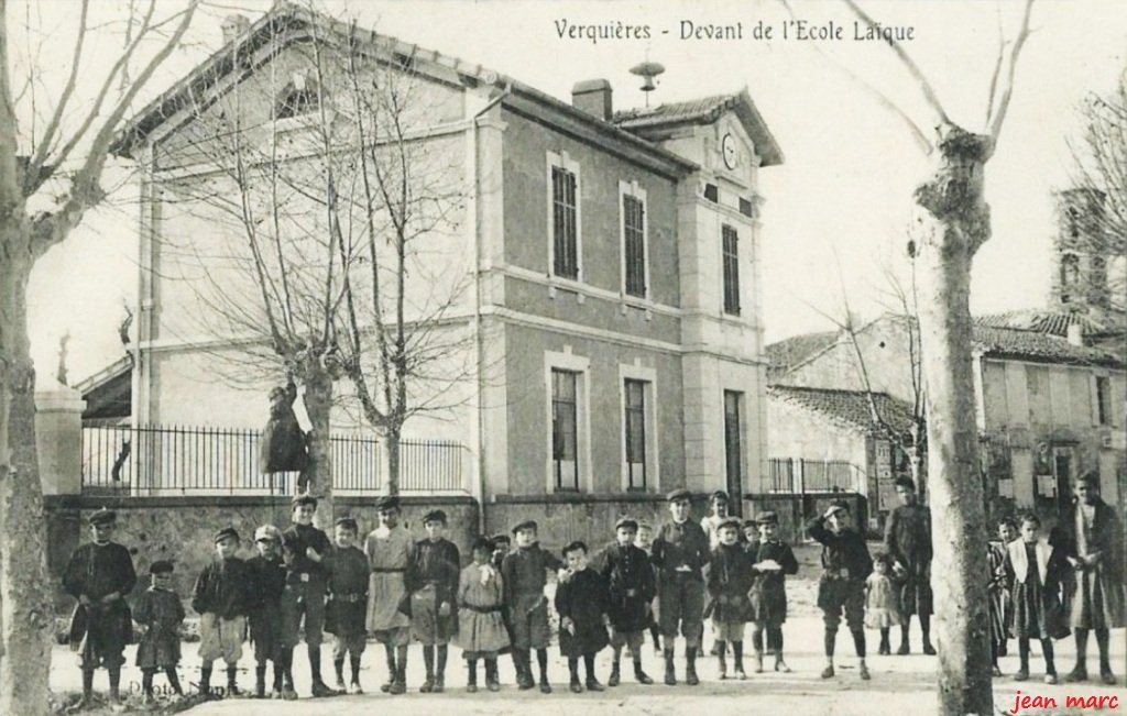 Verquières - Devant de l'École laïque.jpg
