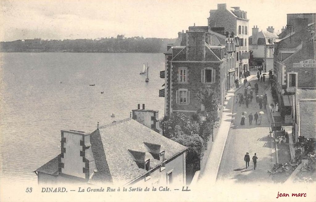 Dinard - La Grande Rue à la Sortie de la Cale.jpg