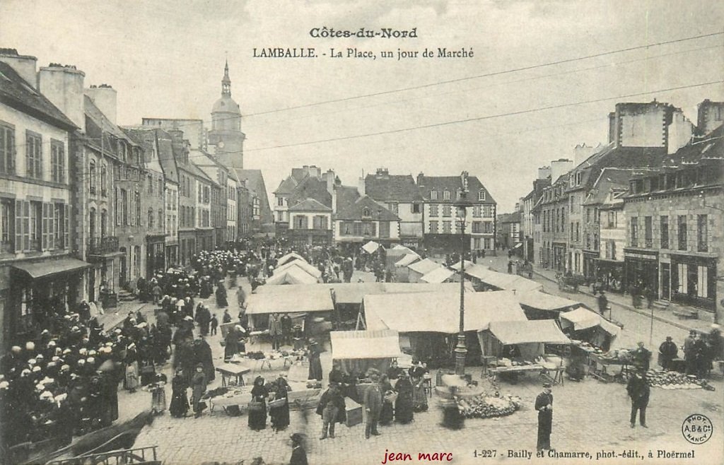 Lamballe - La Place un jour de Marché.jpg