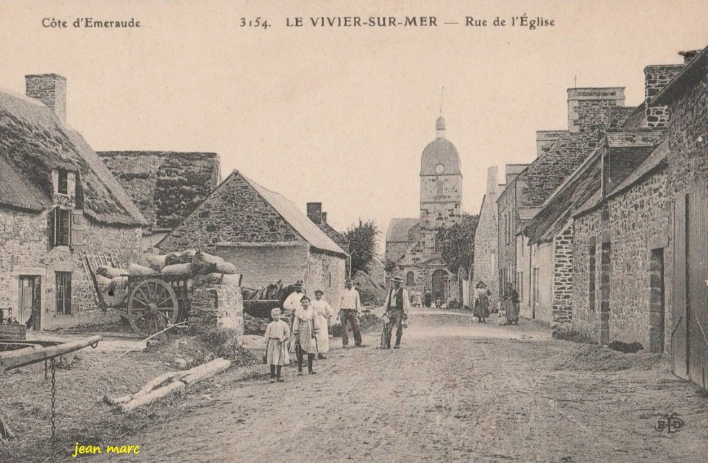 Le Vivier-sur-Mer - Rue de l'Église.jpg