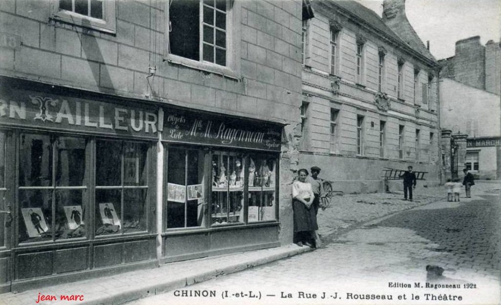Chinon - La Rue J.J. Rousseau et le Théâtre.jpg