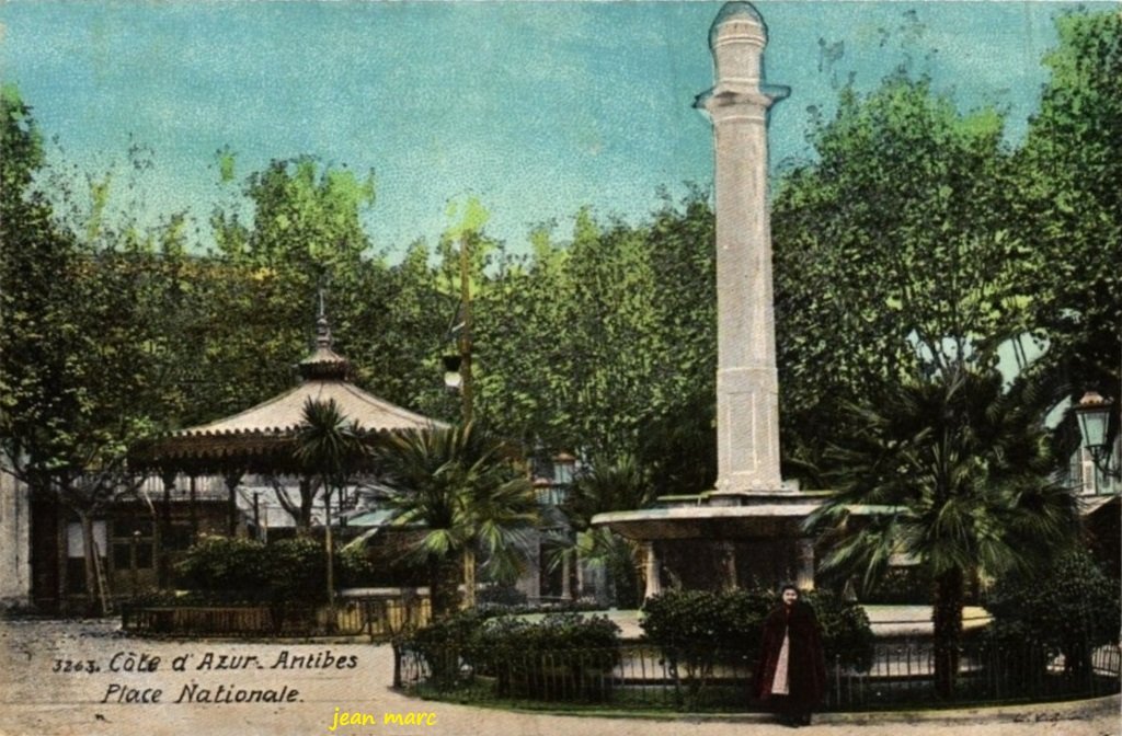 Côte d'Azur - Antibes - Place Nationale.jpg