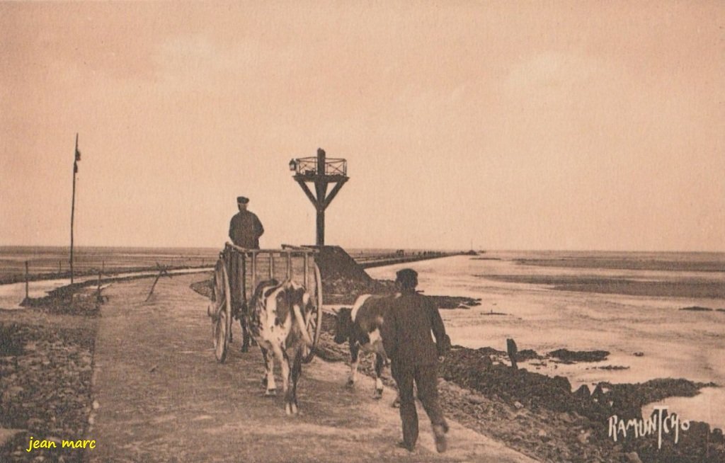 La Passe du Gois reliant l'Ile de Noirmoutier au Continent à marée basse.jpg