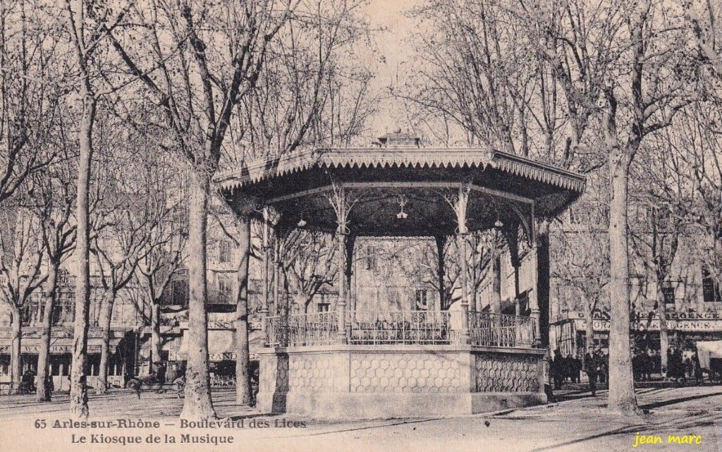 Arles - Boulevard des Lices - Le Kiosque de la Musique.jpg