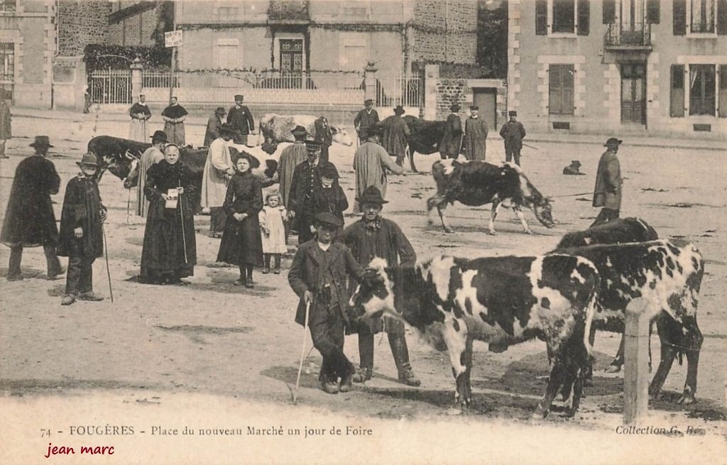 Fougères - Place du nouveau Marché un jour de Foire.jpg
