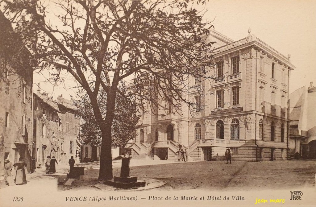Vence - Place de la Mairie et Hôtel de Ville.jpg