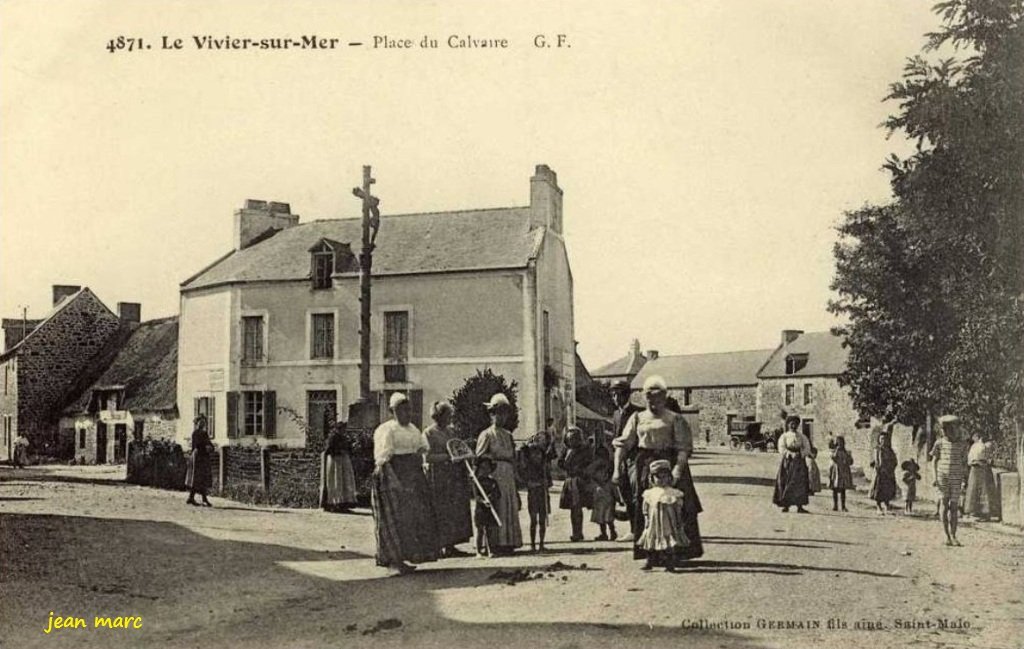 Le Vivier-sur-Mer - Place du Calvaire.jpg