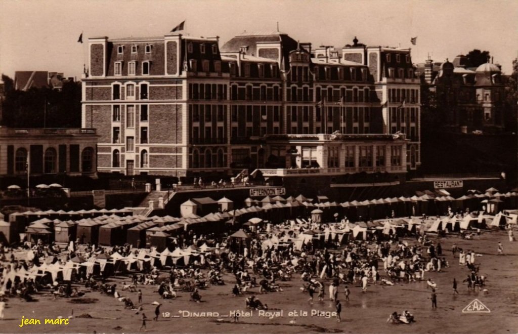 Dinard - Hôtel Royal et la Plage.jpg