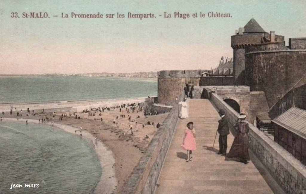 Saint-Malo - La Promenade sur les Remparts - La Plage et le Château.jpg