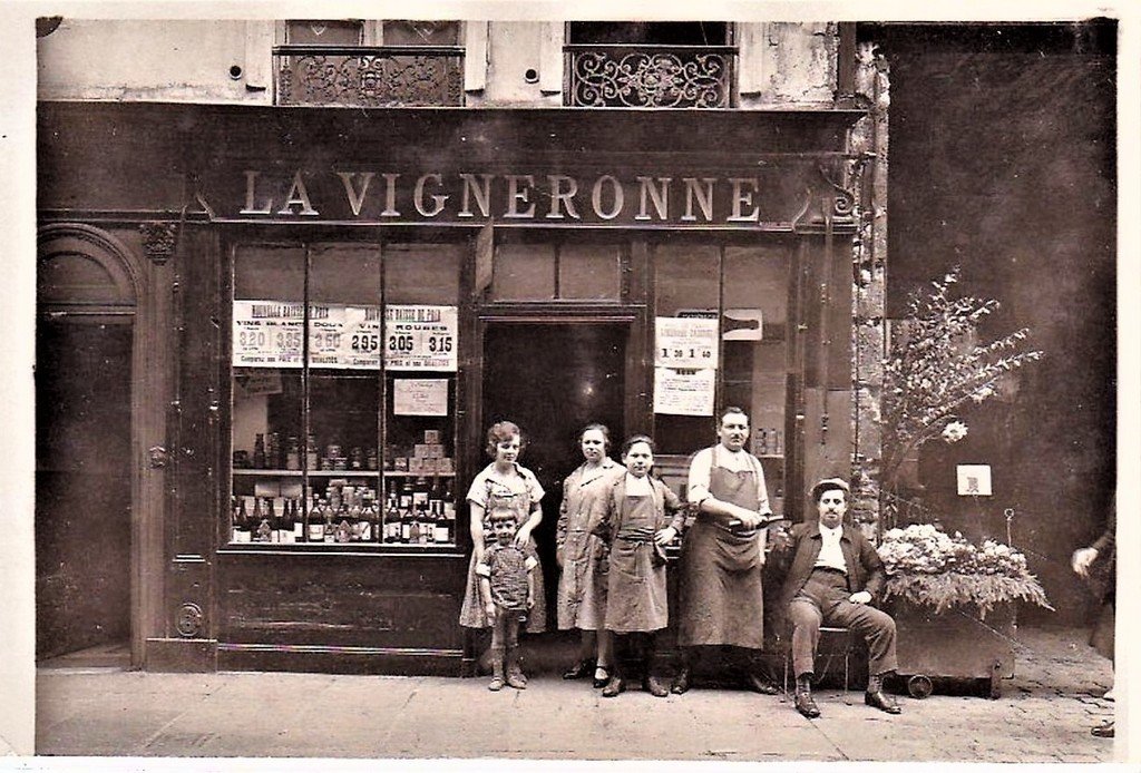 Paris Rue Curial café.jpg