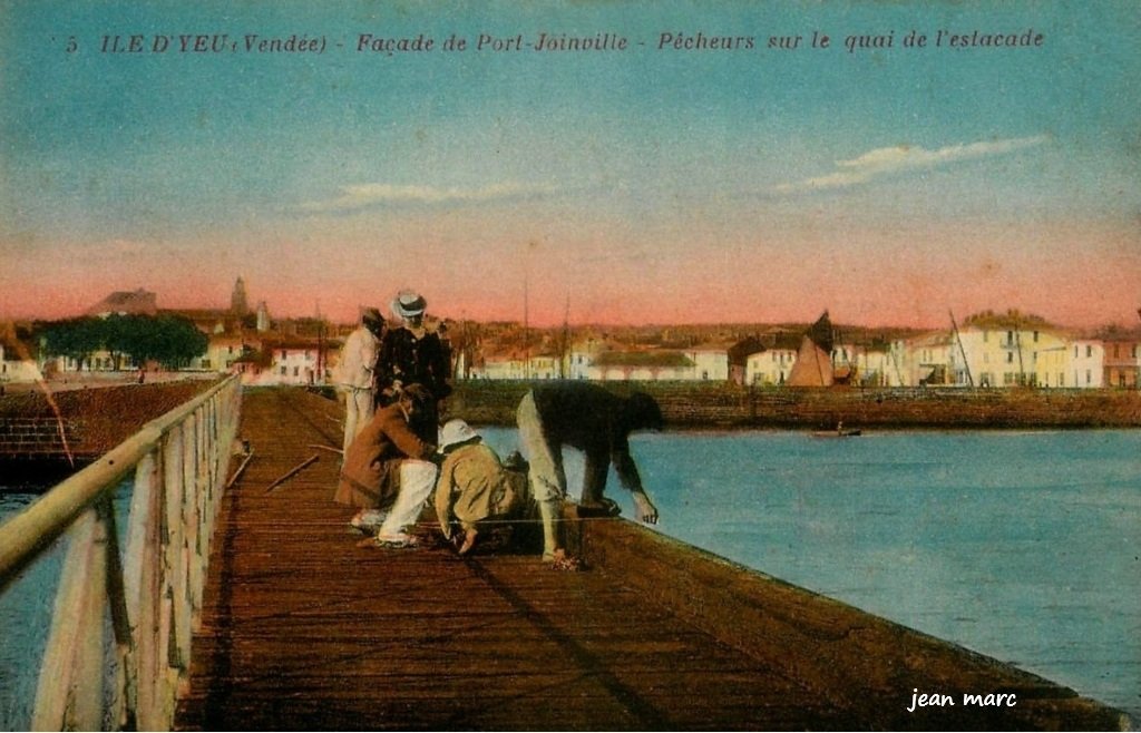 Ile d'Yeu - Façade de Port-Joinville - Pêcheurs sur le quai de l'estacade.jpg