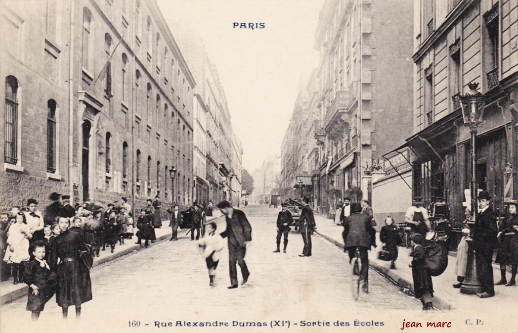 Paris XIe - Sortie des Écoles rue Alexandre Dumas.jpg