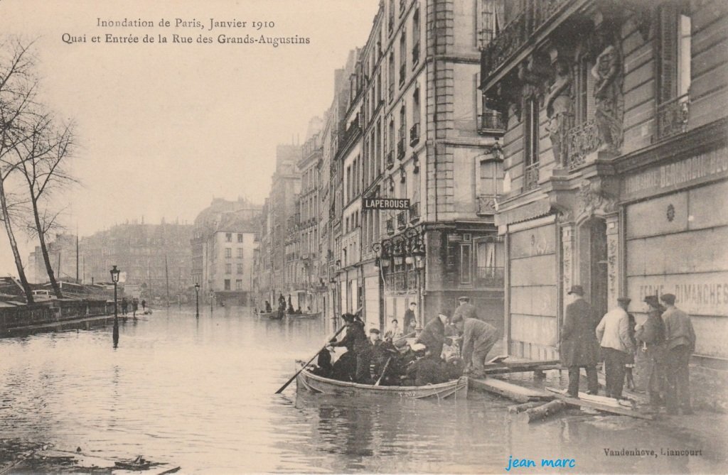 Paris VIe - Quai et Entrée de la Rue des Grands Augustins - Inondations de Paris Janvier 1910.jpg