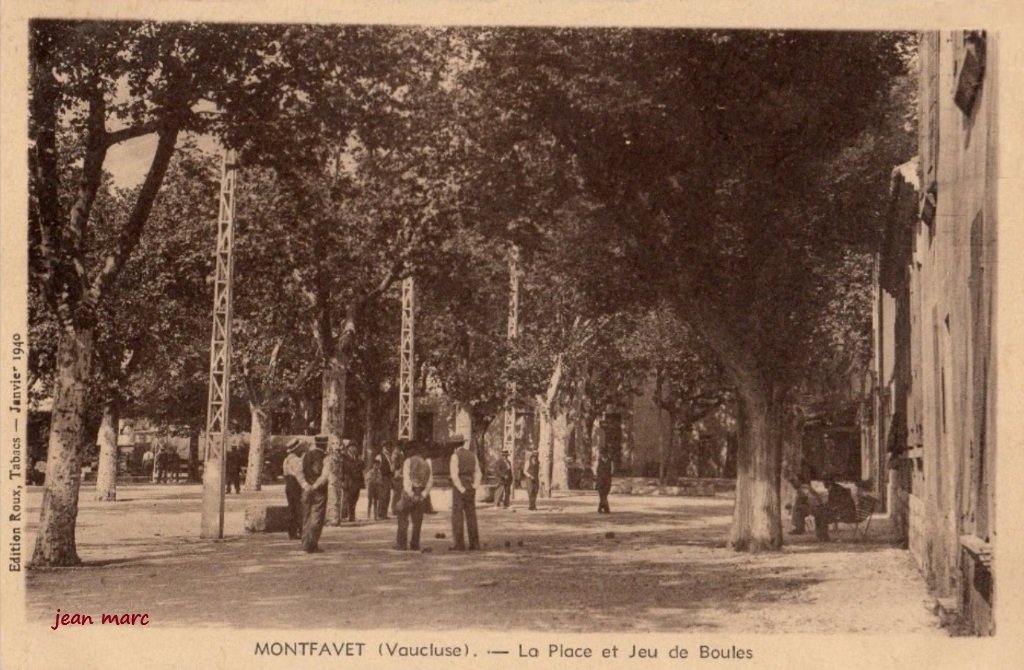 Montfavet - La Place et Jeu de Boules.jpg