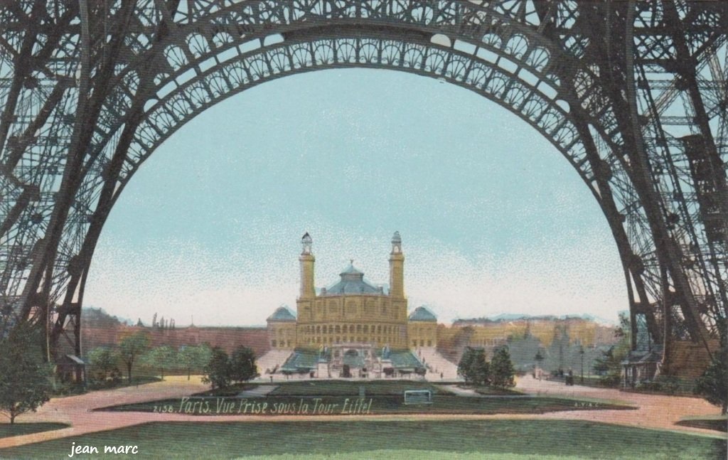 Paris - Vue Prise sous la Tour Eiffel.jpg