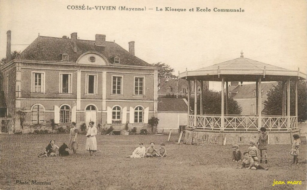 Cossé-le-Vivien - Kiosque et École Communale.jpg
