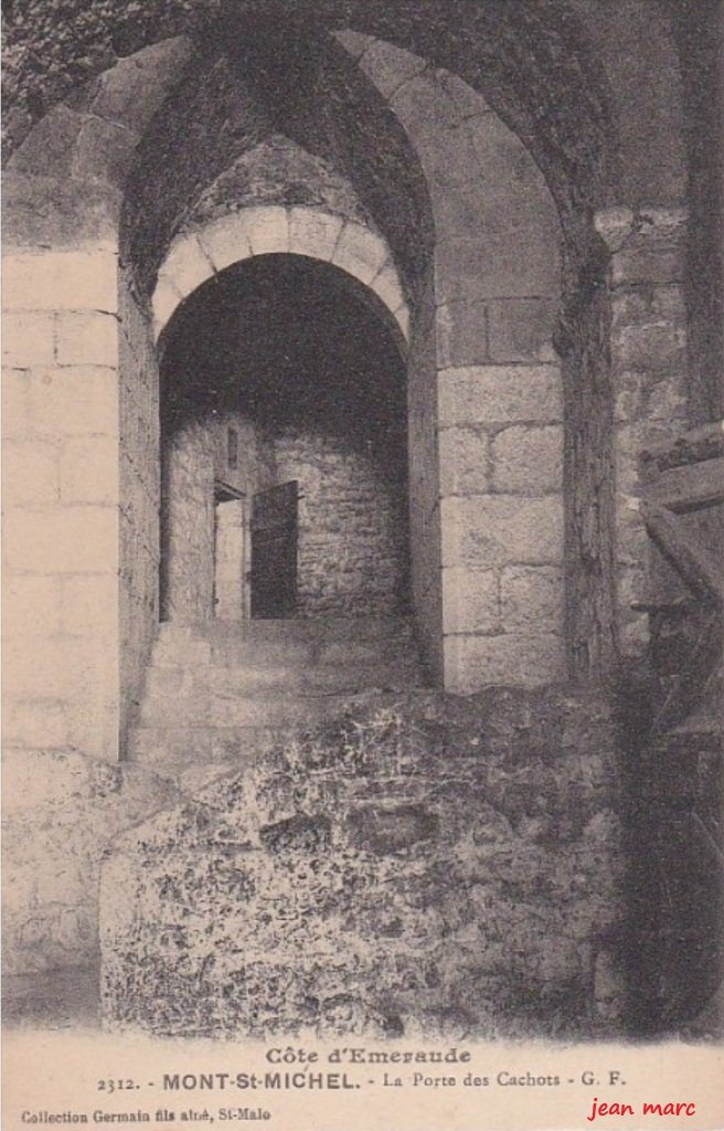 Mont-Saint-Michel – La Porte des Cachots.jpg