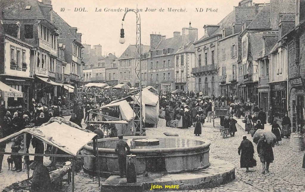 Dol - La Grande Rue un jour de marché.jpg