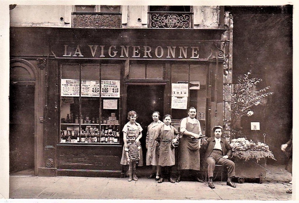 Paris Rue Curial café.jpg