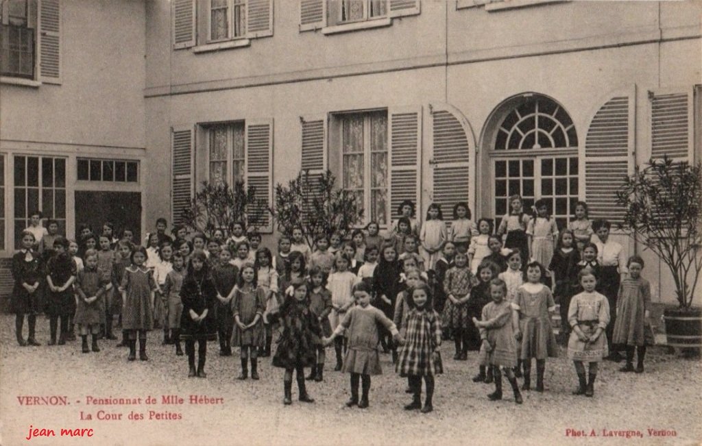 Vernon - Pensionnat de Mlle Hébert - La Cour des Petites.jpg