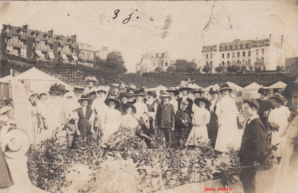 Dinard - Concours de jardin sur la plage 4ème prix (En arrière plan, Grand Hôtel de la Plage) carte-photo recto.jpg