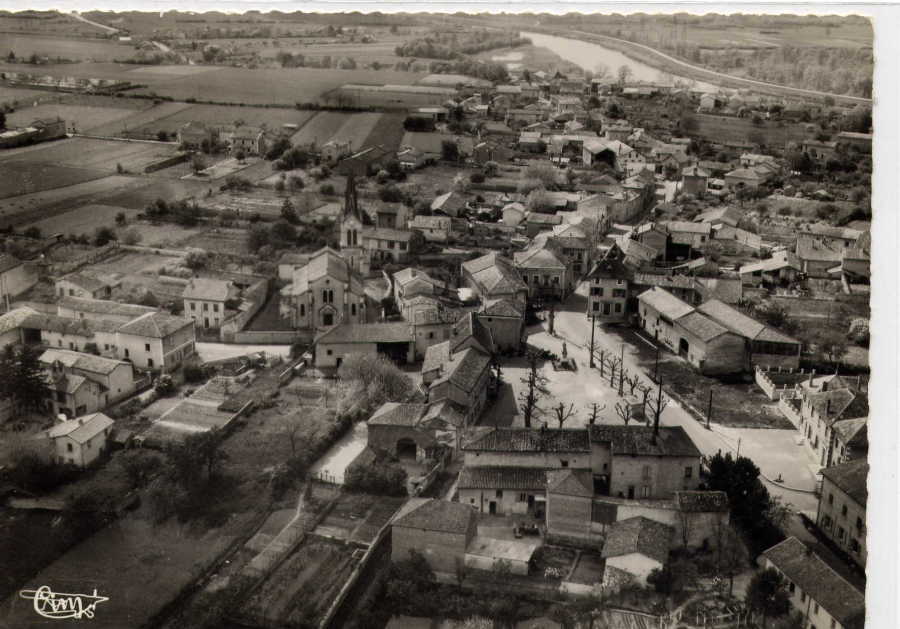 Vue generale de jonage autrfois dans l'isere jusqu'en 1967. Pas si vieille que sa mais c'est ma préfére