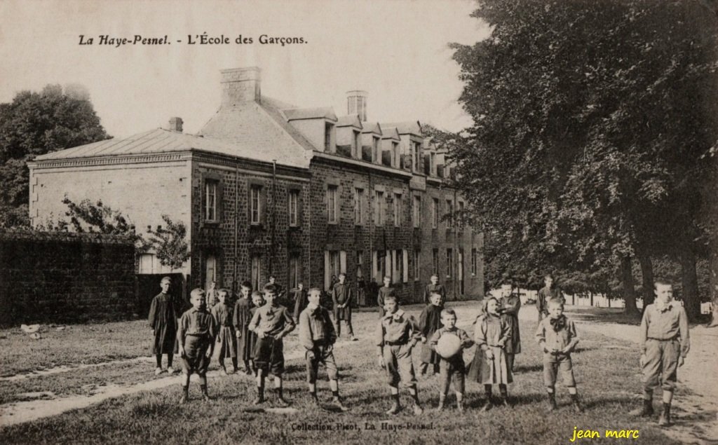 La Haye-Pesnel – L'École des Garçons.jpg