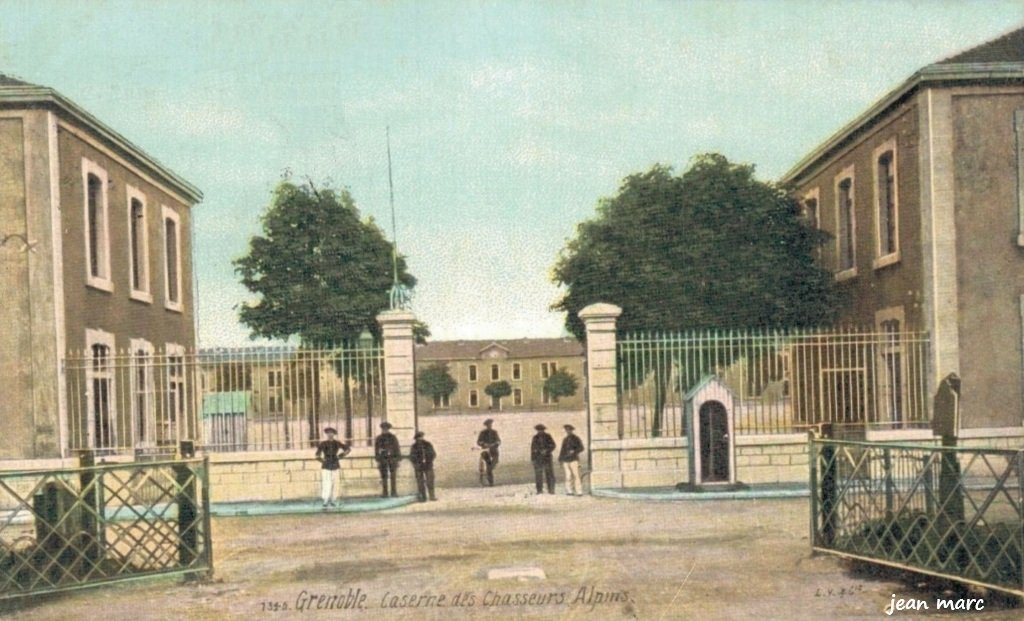 Grenoble - Caserne des Chasseurs Alpins.jpg
