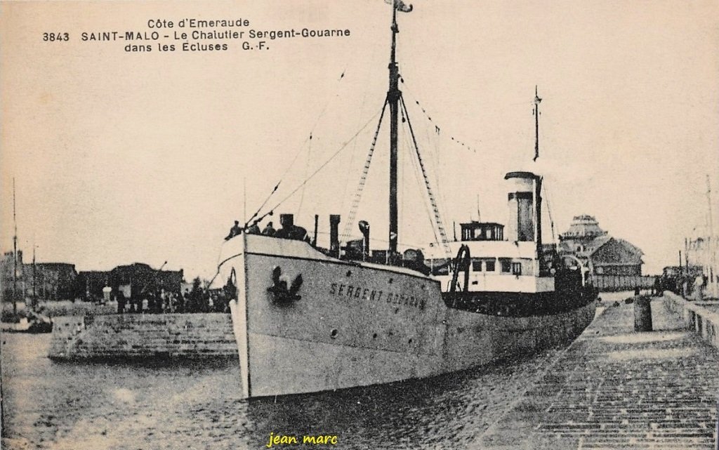 Saint-Malo - Le Chalutier Sergent Gouarne dans les écluses (années 1930, capitaine Madec).jpg