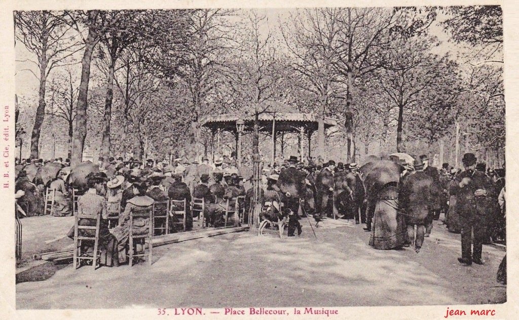 Lyon - Place Bellecour - La Musique.jpg