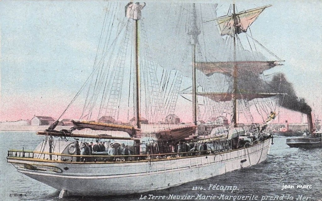 Fécamp - Le terre-neuvier Marie-Marguerite prend la mer.jpg