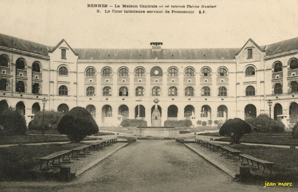 Rennes - La Maison Centrale où est internée Thérèse Humbert – 3 La Cour intérieure servant de Promenoir.jpg