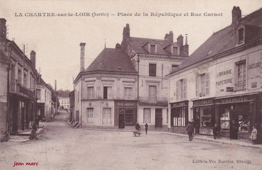 La Chartre-sur-le-Loir - Place de la République et Rue Carnot.jpg