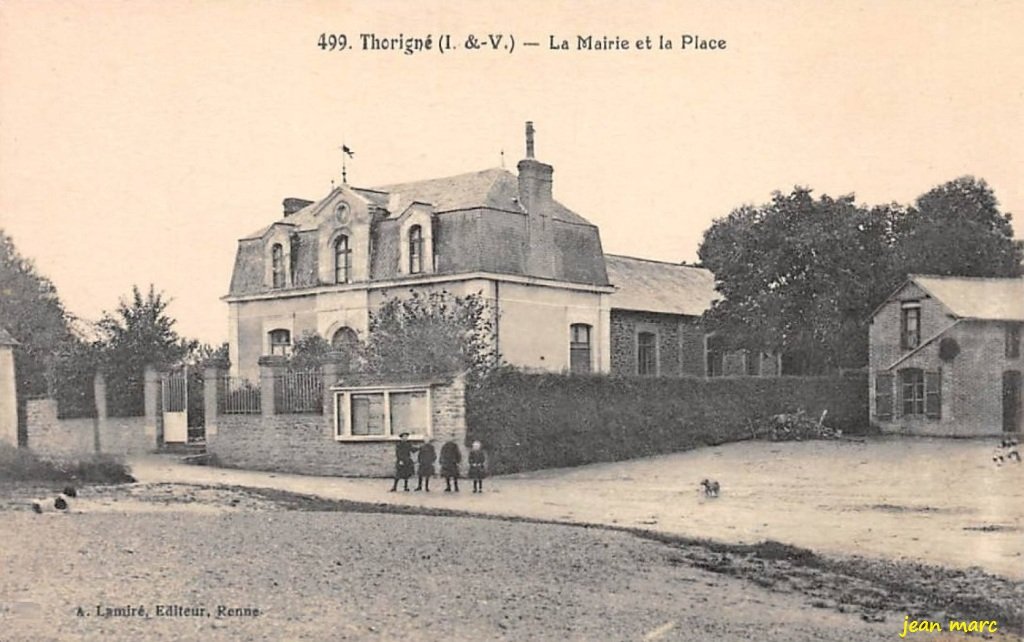 Thorigné-Fouillard - La Mairie et la Place.jpg