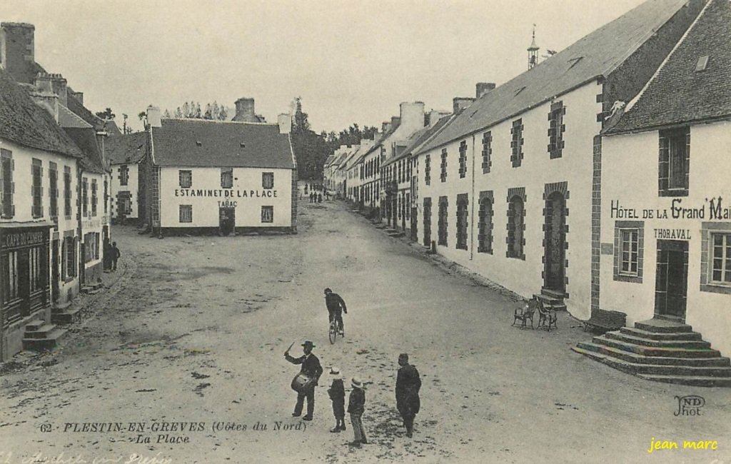 Plestin-en-Grèves - La Place.jpg
