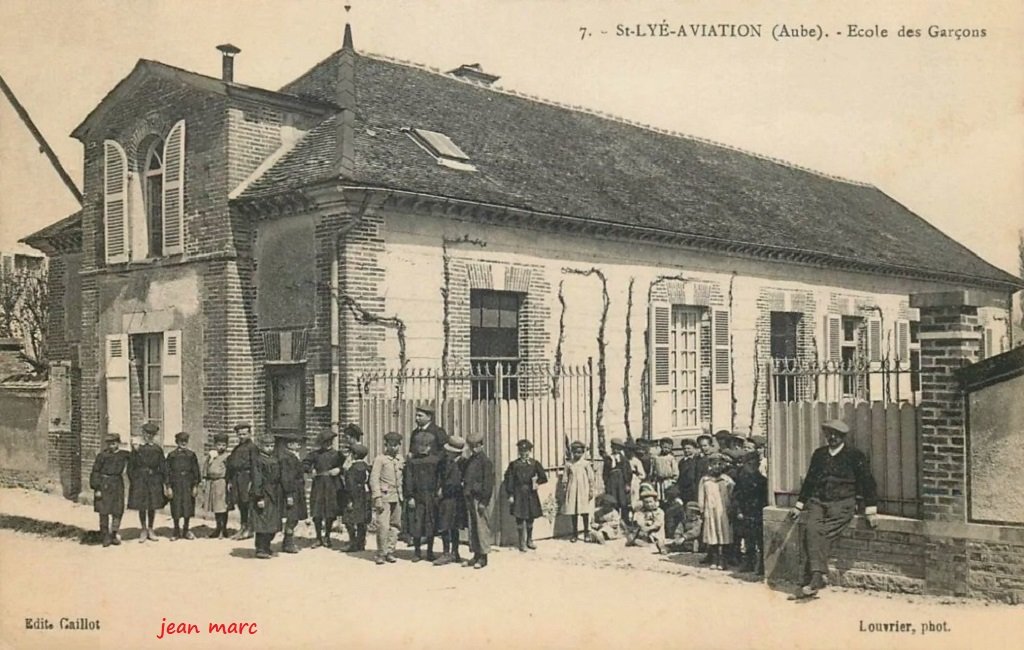 Saint-Lyé-Aviation - École des Garçons.jpg