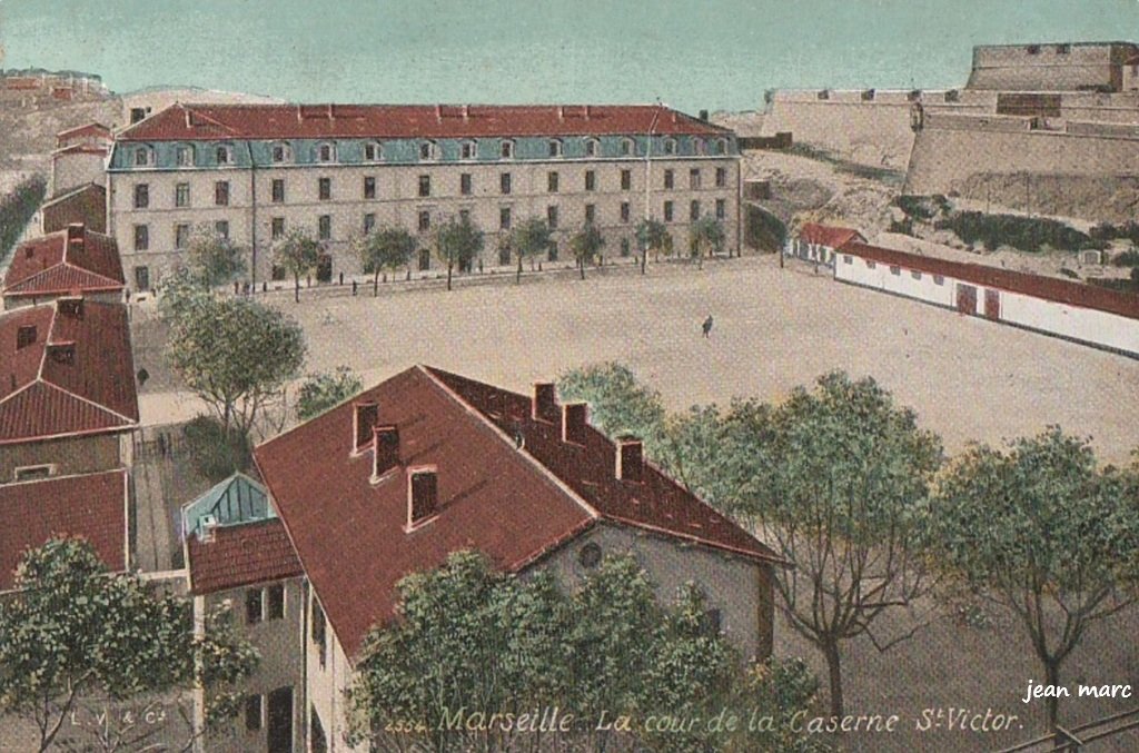 Marseille - La Cour de la Caserne Saint-Victor.jpg
