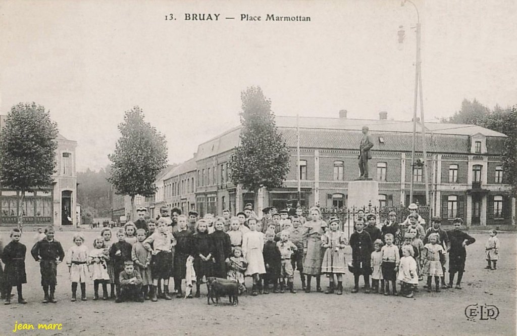Bruay-la-Buissière - Écoles de filles place Marmottan.jpg
