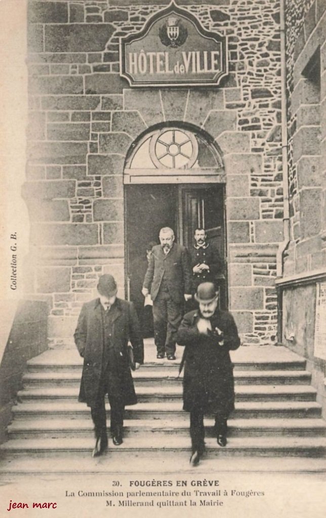 Fougères en grève - M. Millerand quittant la Mairie.jpg