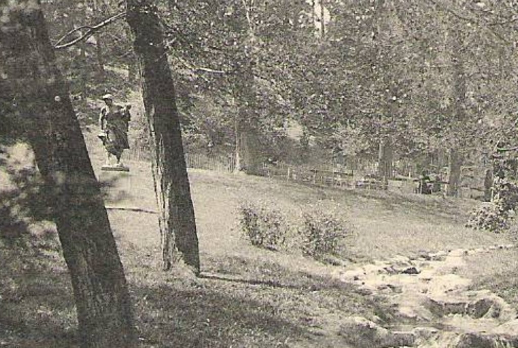 Paris XIXe - Buttes-Chaumont - Une Cascade (agrandissement).jpg