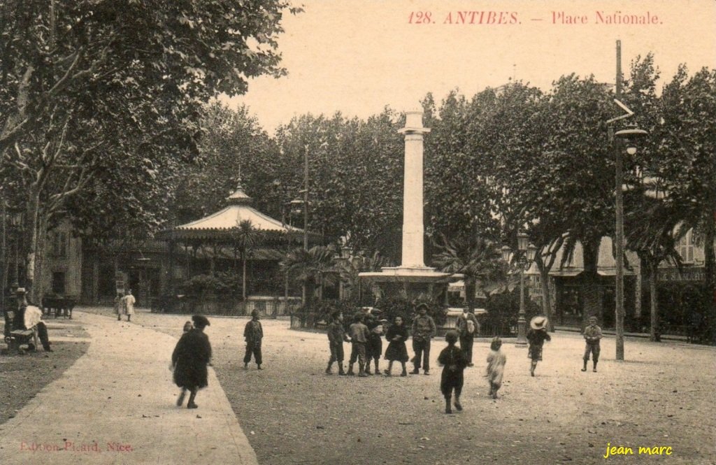 Antibes - Place Nationale 128.jpg