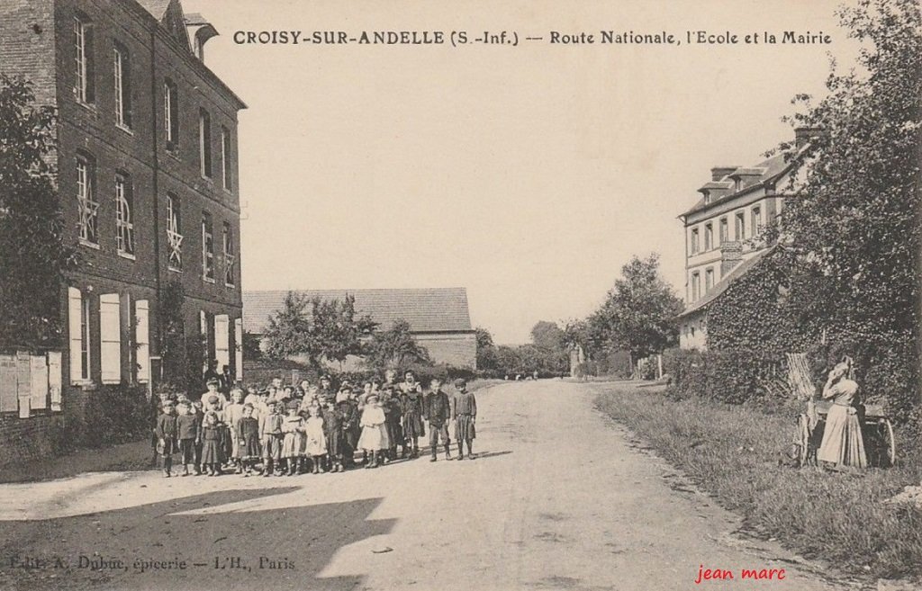 Croisy-sur-Andelle - Route nationale, l'École et la Mairie.jpg